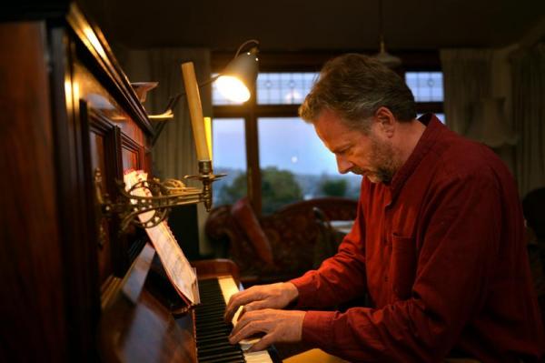 lee_vandervis_03_19052015_medium_jpg_5566b8529a